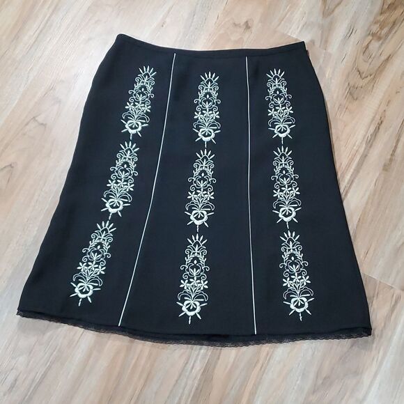 🔹️🔺️Loft Black & White Floral Embroidered Skirt Petite 10 - Picture 1 of 10